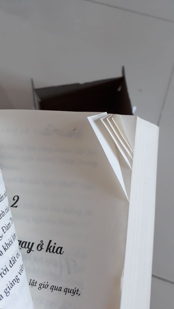 Khi vừa có hàng, mình rất vui và nóng lòng mở sách ra xem!! Nhưng khi mình mở ra, mình cảm thấy hơi bực! Đơn hàng chỉ có 1 cuốn, nhưng Tiki lại cho nó vào cái hộp rất to và không có mút xốp chèn sách lại!! Kết quả là sách mình lật banh tung tóe, mép trang sách bị gấp lại cả 2 3 chục trang!! Nhìn rất xót!! Còn nữa, cuốn truyện nhìn khá cũ. Cầm cuốn truyện lên cảm thấy bụi bám đầy trên bookcare luôn, cái bookcare cũng không hề ôm chặt vào cuốn truyện, trên bìa cuốn truyện thì cũ và hơi dơ, mình phải giở hết bookcare ra khỏi cuốn truyện, lấy khăn giấy thấm nước rồi lau toàn bộ bookcare cho sạch, truyện thì phải lấy gôm tẩy cho hết mấy vết bẩn đi!! Cầm cuốn truyện có giá hơn 100 nghìn mà nó lại như thế này thì mình thật sự bực mình và thất vọng!! Chưa kể, bên trong KHÔNG HỀ CÓ BOOKMARK!! Mình thật sự ngỡ ngàng luôn, không biết nói gì nữa. Cứ như là cuốn truyện này bị đọc, bị dùng qua rồi ấy!! Cũ, gấp nếp trang sách, mất bookmark ... Đây là đơn hàng tệ nhất mà mình từng được nhận!! Mong Tiki cải thiện hơn!!