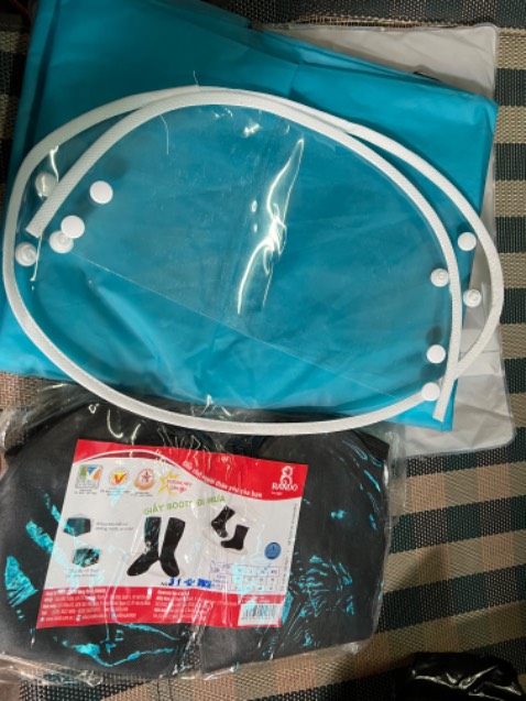 Giày đi không bị trượt, chống nước tốt, mau khô.