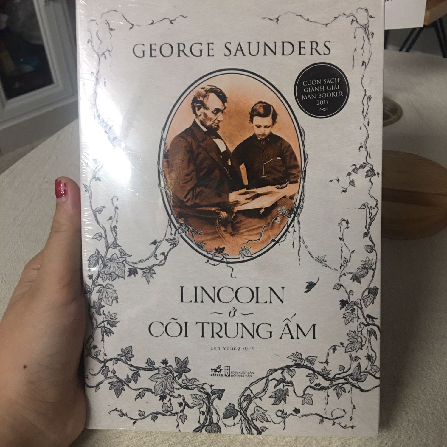 Có màng co nên nhận hàng yên tâm, giao trong dịch rất nhanh, shipper thì max thân thiện, giao hàng xong rồi còn nhắn mình xuống lấy. Chưa đọc nên không thể đánh giá nội dung được. Ngoài ra thì tất cả đều ưng ý.
