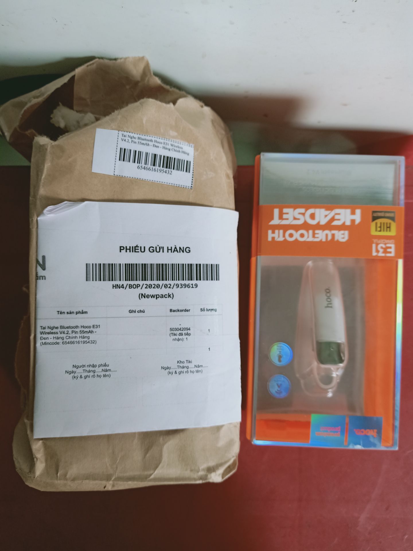 mình đặt mua cái màu đen, ngoài vỏ bao cũng ghi màu đen,sao giao trong cái màu trắng vậy
tiki phản hồi giúp nha.