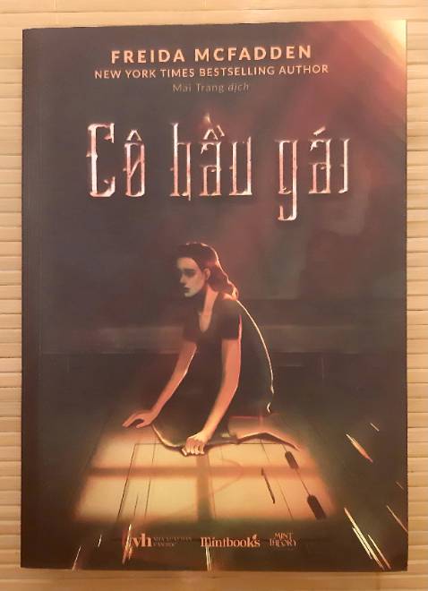 Nội dung: cũng hay và với mình thì khá cuốn đoạn đầu với cuối ạ :0 do thích nvat Millie hơn
In ấn: rõ nét, rất thích kiểu font chữ này
Bìa: đẹp, không trầy xước
Kích thước: có phần hơi thấp hơn sách có độ dày tương tự của các nxb khác
Chất lượng giấy: tốt, mùi hơi khác so với những quyển sách mình từng mua nhưng vẫn thích hít lấy hít để (nếu là cô gái văn chương, hẳn mình sẽ cho mấy trang giấy vào miệng ăn)
