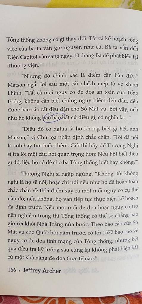 Khâu xét duyệt bản thảo trước khi in ấn xuất bản rất rất sơ sài. Cứ vài trang là lại có lỗi chính tả, lỗi đánh máy, sót chữ, đảo dấu.. đọc như có sạn trong mạch truyện khiến cuốn sách mất giá trị vô cùng. Đề nghị nxb kiểm tra kỹ lưỡng chất lượng nội dung trước khi tái bản. (Bản này đã có chỉnh lý nhưng lỗi rất nhiều). Rất thất vọng về nxb này!