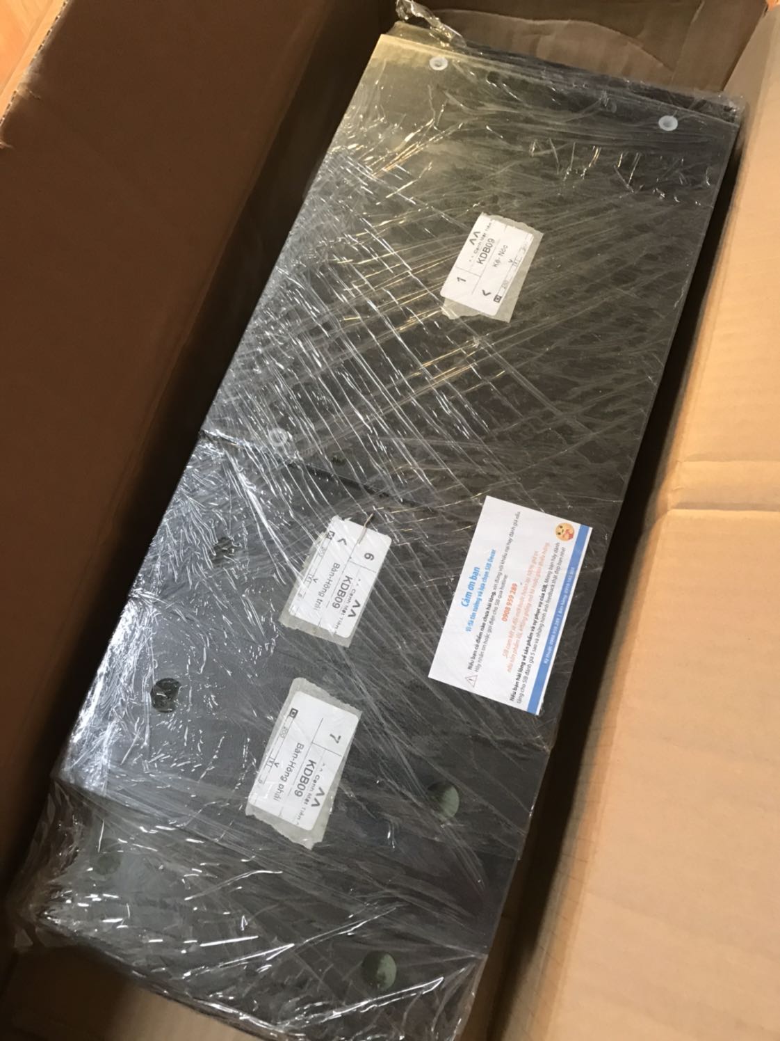 Giao hàng nhanh, đóng gói cẩn thận, sản phẩm đẹp chắc chắn, đầy đủ phụ kiện, dễ dàng lắp ráp chỉ với chiếc tua vít. Tóm lại hàng đẹp nên mua các bác ạ.