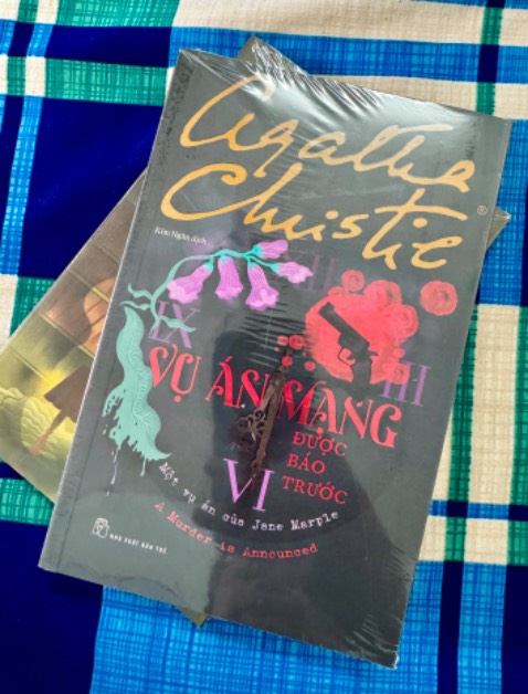 2 tựa mới nhất của Agatha Christie hứa hẹn những vụ án  đặc sắc.

Sách mới nguyên seal, đóng gói cẩn thận có xốp chống sốc 2-3 lớp.

Giao siêu tốc sớm hơn dự kiến. Shipper vui vẻ, lịch sự.