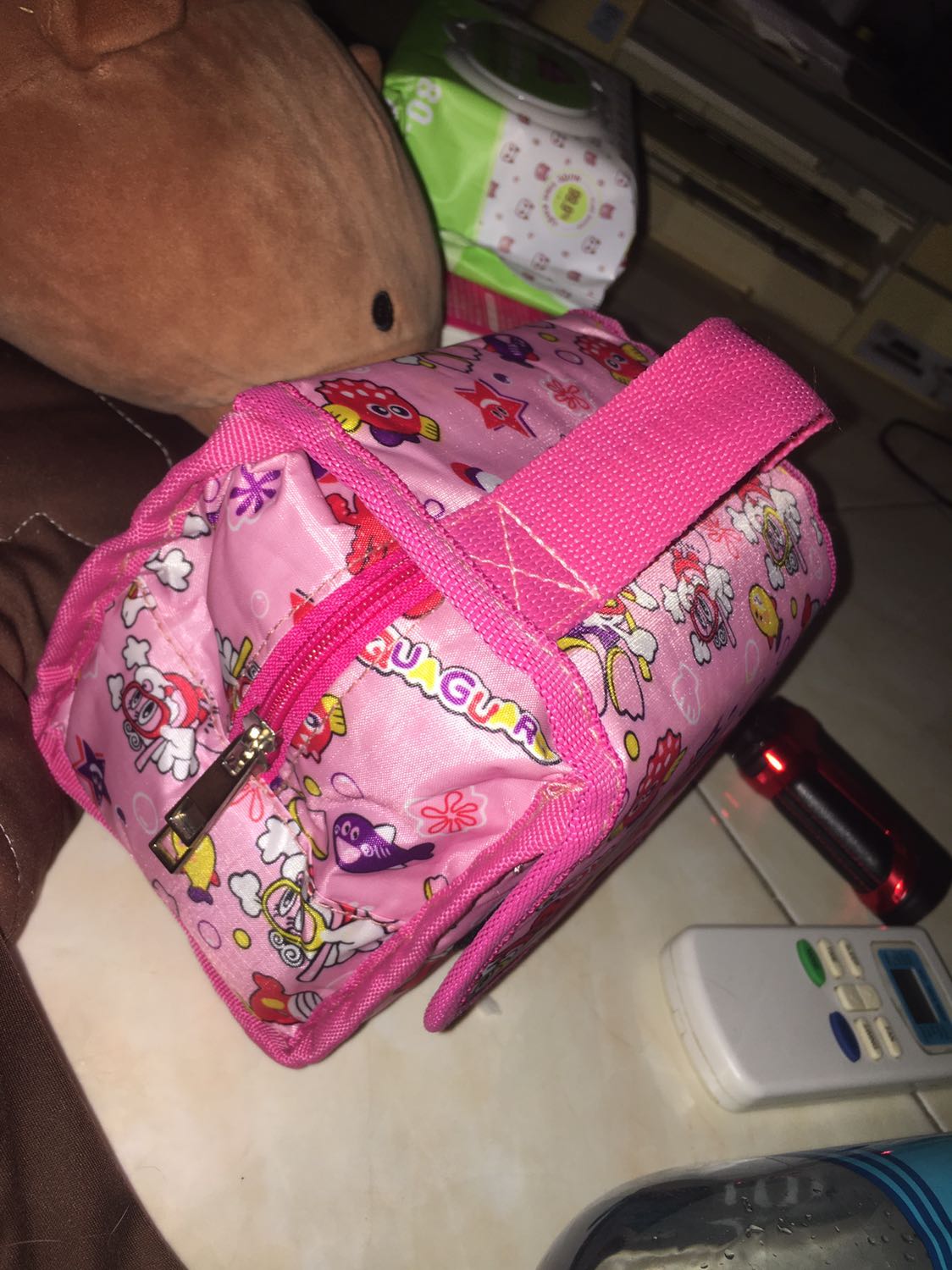 Hộp cơm nhỏ gọn xinh xắn, nếu cái nắp hộp ở trong màu hồng nữa thì xinh hơn :v nắp đóng lại rất chắc chắn, nhắm chừng không dễ đổ đồ. Chưa xài nhưng chưa biết chất lượng ntn nhưng về hình thức thì ok