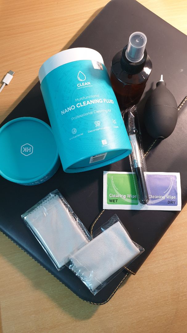 Bộ có 2 khăn lau đi kèm khi lau ướt tương đối thôi, vẫn có vết loang. Được cái chất lau có cồn nên khô nhanh.
Chổi lau đúng là dễ rụng lông.
Bóng bóp thổi mạnh.
Cơ bản là ok.