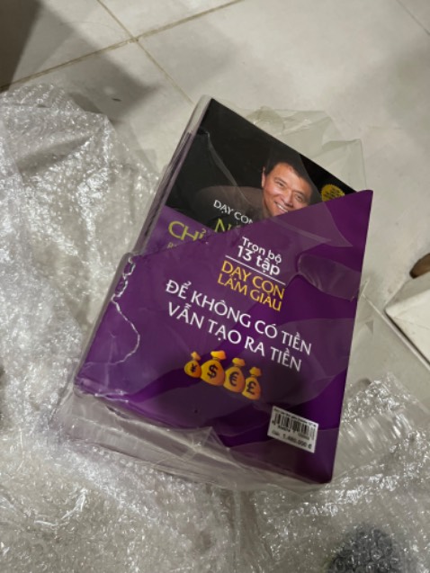 Nếu sản phẩm giảm giá của tiki là sản phẩm lỗi thì nên ghi chú vào thông tin sản phẩm. Mua sale giá sốc nhưng giấy thì loang lỗ, hộp đựng sách thì rách, làm vậy mất uy tín, mất khách thôi.