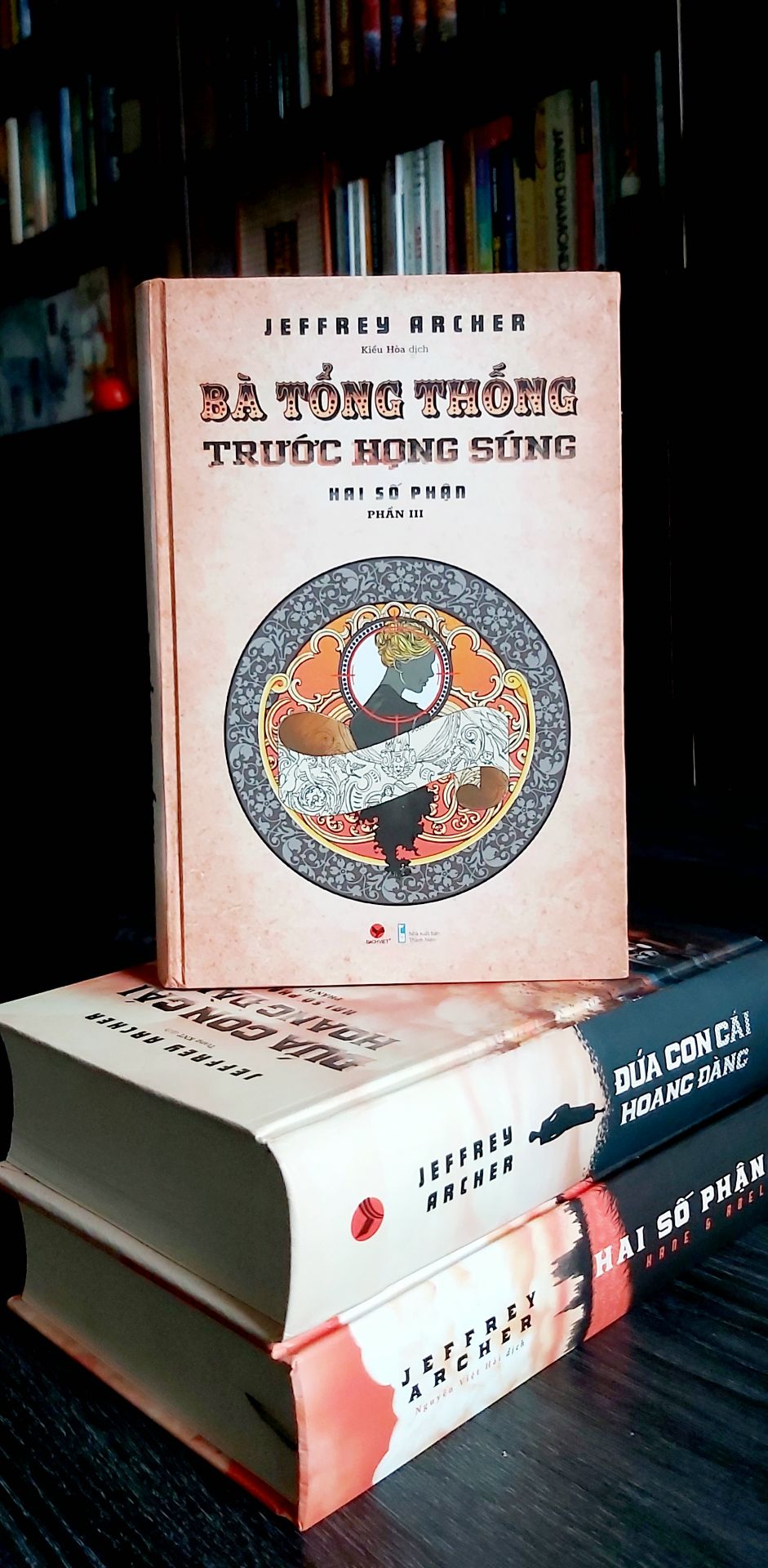 "7 giờ 30 phút một tối nọ, FBI nhận được thông tin về âm mưu ám sát bà Tổng thống. Đến 8 giờ 30 phút, có năm người biết được những thông tin về âm mưu ám sát. 9 giờ 30 phút, bốn người trong số họ bị giết. Người duy nhất còn sống, đặc vụ FBI Mark Andrews, biết về thời điểm bọn sát thủ sẽ hành động và biết được âm mưu này có liên quan đến một vị Thượng Nghị sĩ, còn về địa điểm, cách thức hay điều quan trọng nhất là danh tính bọn chúng, anh đều không biết gì. Anh chỉ có sáu ngày để tìm ra kẻ chủ mưu. Trong sáu ngày đó, anh không có thời gian để lãng phí, không được để lại dấu vết, và không được tin tưởng bất kỳ ai. Anh chỉ có sáu ngày để ngăn chặn thứ đang đe dọa sự an nguy của Tổng thống. Một từ không đúng, một bước đi sai lầm, và cả một quốc gia lẫn giấc mơ hoài bão sẽ sụp đổ."
Mình hài lòng về chất lượng sách và dịch vụ Tiki. Giá hợp lý (80k), sách chính hãng, TikiNOW giao trong vòng 2h sau khi đặt sách. Nhân viên giao hàng luôn  vui vẻ và thân thiện. Like & Thanks!