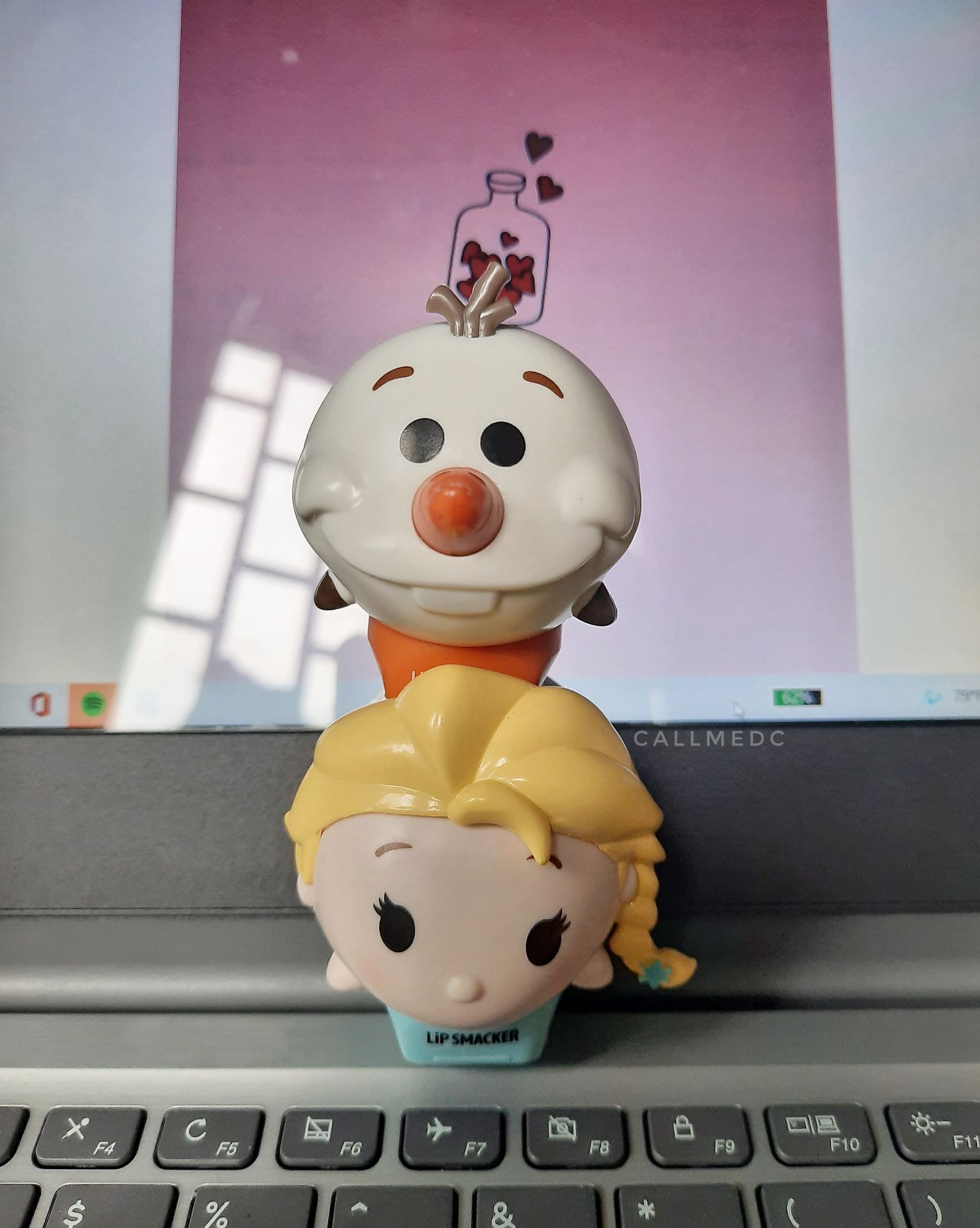 son thơm mùi sicula, dưỡng ẩm tốt, k quá bóng, son to cở 1/2 chuột máy tính, nhìn chung vs giá 95k là rất rẻ