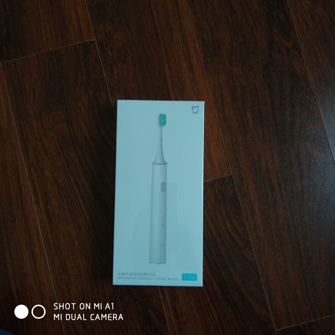 Mình mới tập tành dùng bàn chải điện nên order xiaomi, giá cả phải chăng hơn các hãng khác. Đầu bàn chải này nhỏ, lông mềm nên cực dễ chải sâu mọi ngóc ngách. Mình dùng chế độ nhẹ thấy khá êm, không đáng sợ lắm, mấy cái vết bám ở kẽ răng và phía bên trong hàm sạch lên khá rõ. Cứ 30s là nhắc mình chuyển vị trí và tự động dừng sau 2p. Đầu bàn chải mình thấy trên tiki cũng có bán. Dùng bàn chải điện rất khoẻ không cần phải dùng lực như bàn chải thường :D