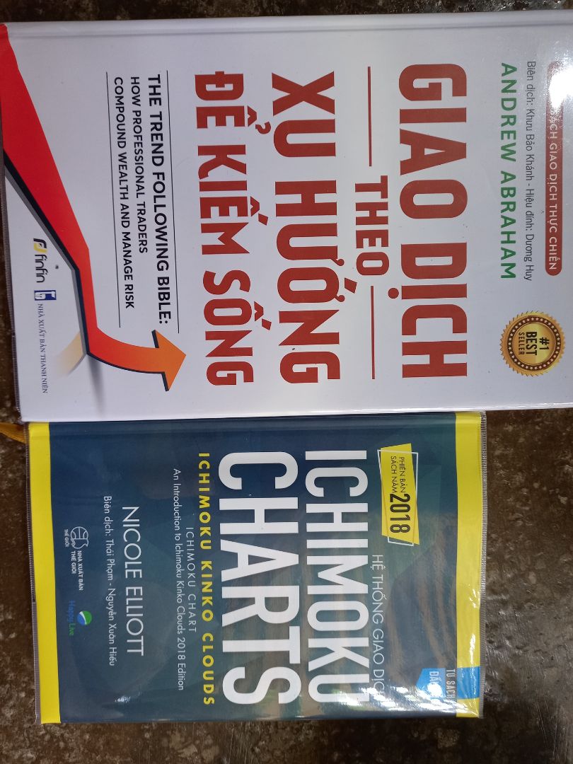 CUỐN SÁCH CẦN ĐƯỢC TỐI ƯU VỀ GIÁ.
Mình đã từng mua một vài cuốn sách của HappyLive nên lần này cũng khá háo hức khi nhận cuốn Ichimoku này. Ichimoku Cloud có rất ít sách hay giáo trình mô tả nên mình rất trân trọng sự nỗ lực của tác giả, tuy nhiên mình nghĩ cuốn sách có thể được xem xét để cải thiện các điểm sau:
1. Tối ưu hóa các khoảng trống cách dòng, công thức, biểu đồ. Thay vì dùng MA9 hay MA26 thì sách hay viết luôn cụm "đường trung bình động hai mươi sáu ngày". Mình nghĩ chương đầu có thể ghi nguyên văn nhưng những chương sau có thể ghi MA cho ngắn gọn và thông dụng.
2. Sai lỗi đánh máy, Tenkan nhưng có chỗ gõ thành Tenken và môti vài lỗi đánh máy khác.
3. Văn phong dịch của sách làm cho mình bị mơ hồ nhiều điểm, giống cách dịch của google translate. Không tốt như văn phong của cuốn Ngày Đòi Nợ. Riêng điểm này mình đánh giá cuốn sách 2 sao.
Tổng kết lại, cuốn sách viết về một chủ đề đáng giá nhưng cách trình bày, văn phong làm cho giá trị cuốn sách không với tới mức giá bán của nó.