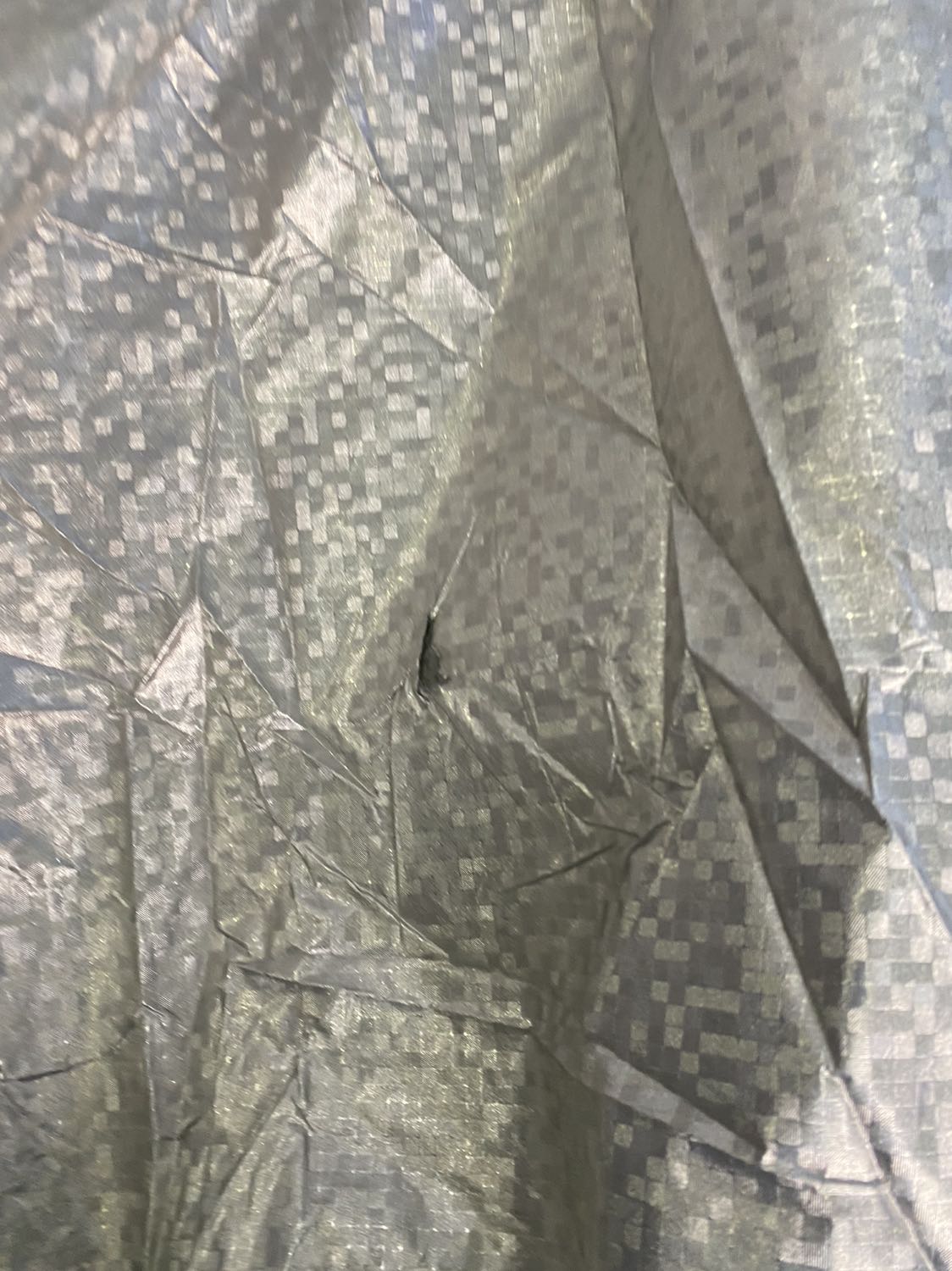 Mua tiki trước nay. Nhưng lần này thực sự thất vọng. Thùng giấy thấm nước, túi đựng rách ngay khi chưa kịp mở, bạt sờn vải, rách nhiều nơi như hàng dùng rồi. 
Tôi muốn trả hàng và nhận lại tiền được không ạ? Trả chứ không phải đổi. Cái cảm giác luôn tin tưởng rồi bị một quả thật không dễ chịu chút nào.