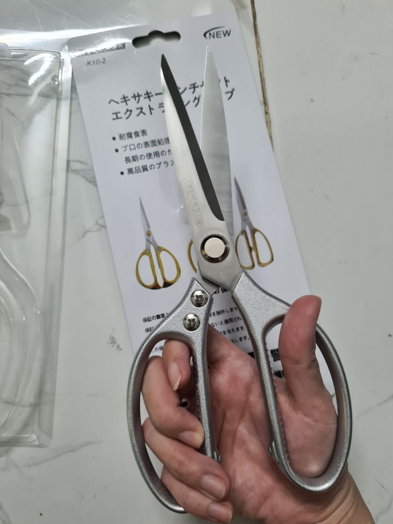 Kéo cắt thịt gà sống bén, cắt cá cũng bén. Nhưng không khuyến khích cắt vào xương lớn của cá hay gà vì sẽ không đứt. Nên cắt vào khớp.