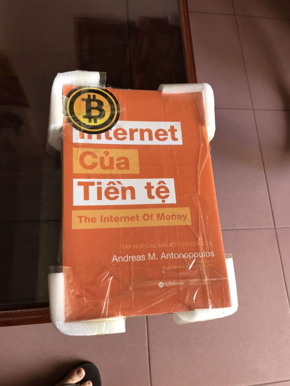 Shop giao hàng trễ 1 tí so với dự kiến, hộp ngoài thì hơi nát nhưng bên trong gói chắc chắn không ảnh hưởng sách. Giá sale 70% còn 60k. Nội dung chưa đọc nên chưa đánh giá được