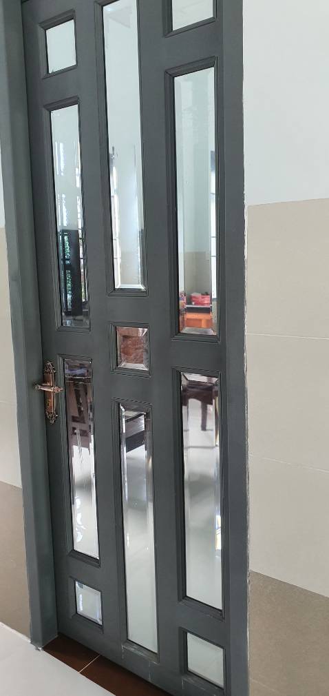 2 mặt như nhau, tùy thuộc ánh sáng sẽ nhìn qua được hoặc như soi gương. Mình tưởng tượng là nhìn 1 chiều từ trong ra, nhưng không phải