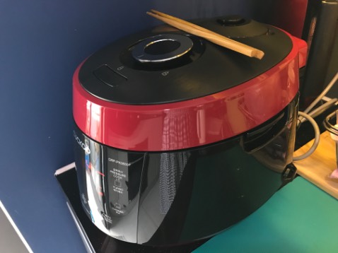 Nồi cơm rất đẹp, nấu cơm ngon và nhanh (20' tổng cộng cho 2 cup), lòng nồi dày & lớp chống dính có vẻ chắc chắn. Menu dễ sử dụng, đặc biệt nồi có ghi nhớ nên khi đã nấu ở chế độ nào rồi thì lần sau nồi tự chọn lại chế độ cũ, ko cần bấm lại menu.

Mình đã thử nấu cơm gạo trắng thường Glutin Rice, cơm dẻo ngon và nguyên hạt.
Nấu cơm gạo trắng ở chế độ High Heat thì cơm dẻo nhưng hơi khô, cần cho nhiều nước hơn chế độ bình thường một chút (2 cup gạo thì nước đến vạch 2.5 của Long Grain)
Nấu cơm gạo lứt Brown Rice dẻo ngon. Mình nấu 2 cup gạo lứt thì đổ nước đến vạch số 3 của Long Grain.
Nấu cơm gạo lứt chế độ Gaba thì nồi tự ngâm gạo 2h rồi mới bắt đầu nấu tiếp 1h nữa. Chế độ Gaba ngâm gạo nên ko cần đổ dư nước, đổ đúng mức nước ở vạch Gaba (2 cup thì nước đến vạch số 2) là được.

Các chế độ khác chưa thử. Hy vọng nồi sử dụng bền!