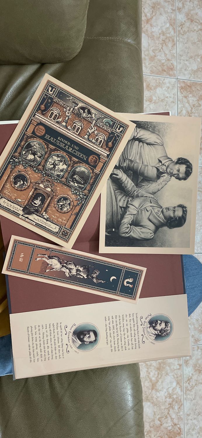 Sách to dày nặng, trình bày siêu đẹp, đúng như ngay trang mở đầu nxb nói: ấn bản này dành cho nhg ng sưu tầm và chơi sách. Nội dung thì quá quen thuộc rồi, mình ko có gì để bình luận. À, hình minh hoạ siêu đẹp, đúng theo phong cách tranh châu âu cổ. Chất mực chất giấy, ko có gì để chê.
Có duy nhất 1 điểm mình ko hài lòng là dạo này tiki gửi hàng sơ sài quá, cuốn sách này mình sử dụng thêm bookcare mà khi nhận được cũng bị đè gãy gập góc trên và góc dưới mặt sau bìa sách, nếu mà ko có bookcare chắc còn thảm nữa. Của mình ko có nguyên màng nhựa plastic nhg mình nghĩ chắc tiki tháo ra để bọc bookcare cho mình. Mong lần sau tiki chú ý trong khâu đóng gói hơn.
Sách này mình mua lúc giảm 40%, lại đc giảm thêm 35k khi thanh toán qua zalopay nên là tổng tiền thanh toán chỉ còn 380k, quá rẻ so với chất lượng sách