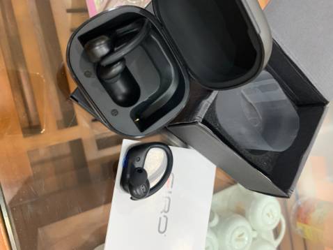 Giao hàng rất nhanh, đặc biệt đóng gói kỹ luôn. Màu sắc mạnh mẽ và sau một tuần trải nghiệm mình thấy tai nghe rất nhẹ, dễ mang theo . Âm thanh thì khỏi chê roài. rất hay luôn. Pin sử dụng được lâu, kết nối ổn định & khả năng chống nước tốt.