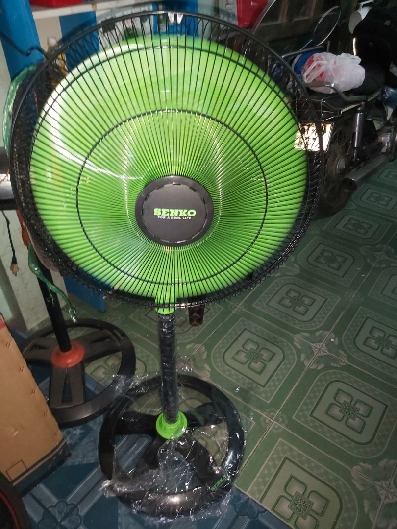 quạt đẹp, đúng màu mình thích. Tự lắp ráp cũng vui, nhưng cái vòng đai nhựa hơi nhỏ hơn vòng lưới thì phải, không khít như máy quạt Senko cũ của mình, không biết có phải do mới nên chưa giãn hay không, lắp đai vào rất cực luôn. Nhưng xài Senko lâu rồi. Cái cũ hơn 9 năm, xài liên tục, bị kêu rít rít, rồi quạt ko quay, sau đó kêu cái Póc, xong phim. Chắc nhờ cầu chì chống cháy.