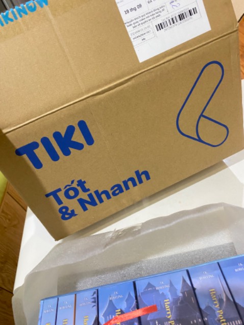 Lần này mình dành lời khen cho khâu đóng gói và vận chuyển của Tiki. Đơn giao từ Hcm ra Hnoi mà hộp vẫn nguyên, không bị móp méo chỗ nào. Mình thích bộ này lâu r, lần này chốt hạ mua và nhận về sản phẩm rất ưng ý 🥰 Cảm ơn Tiki rất nhiều 🫶🏻