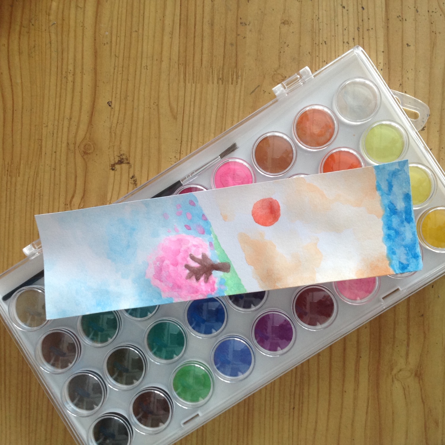 Tiki giao hàng nhanh, gói cẩn thận. Về phần màu tô rất mượt, màu sáng. Màu rất tốt, ai có ý định mua màu nước thì nên sài thử bộ này.