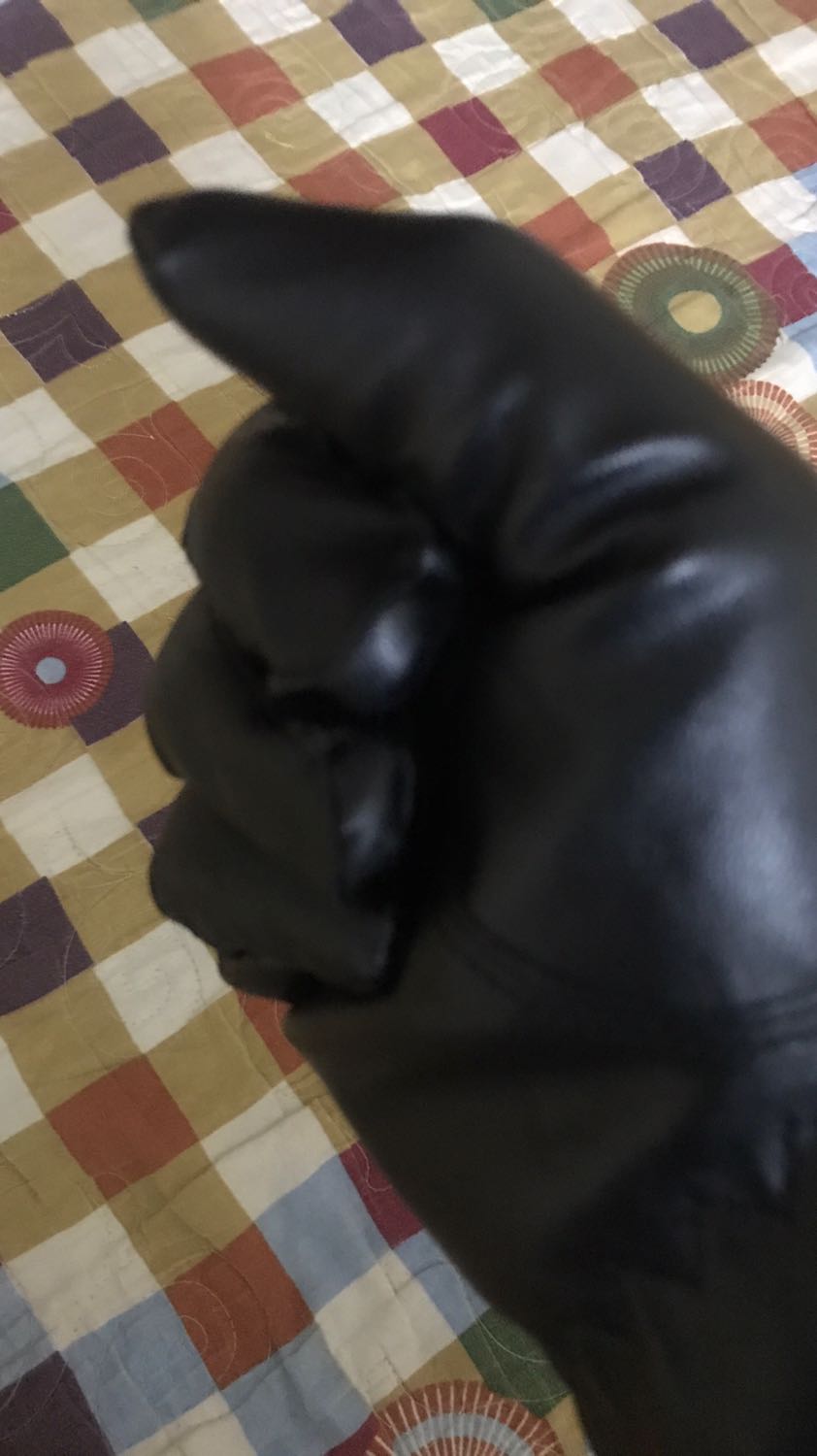 Gang tay đẹp. Da bóngđộ co giãn tốt. Đường may chắc chắn. Thiết kế được biệt cho phép thoải mái dùng điện thoại cảm ứng luôn. Găng tay ấm tiện dùng. Lớp bên trong giống như nhung ấy đeo rất dễ chịu và ấm, không có cảm giác cấn tay. Sản phẩm tốt 5 sao.