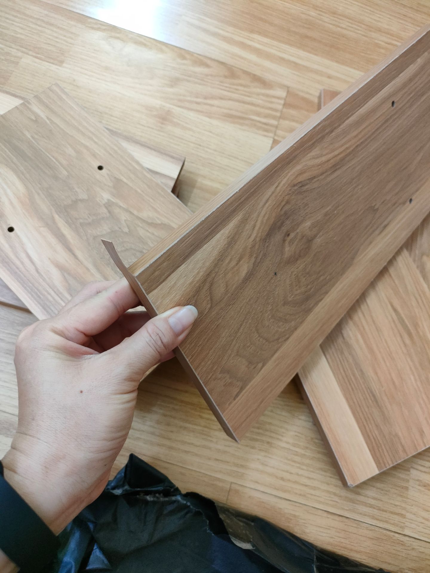 sản phẩm không có đinh thì ghep kiểu gì ạ? giờ shop sẽ gửi đinh cho mình hay mình gửi lại hàng đây. mà nó còn thừa cái ép gỗ ra nữa.