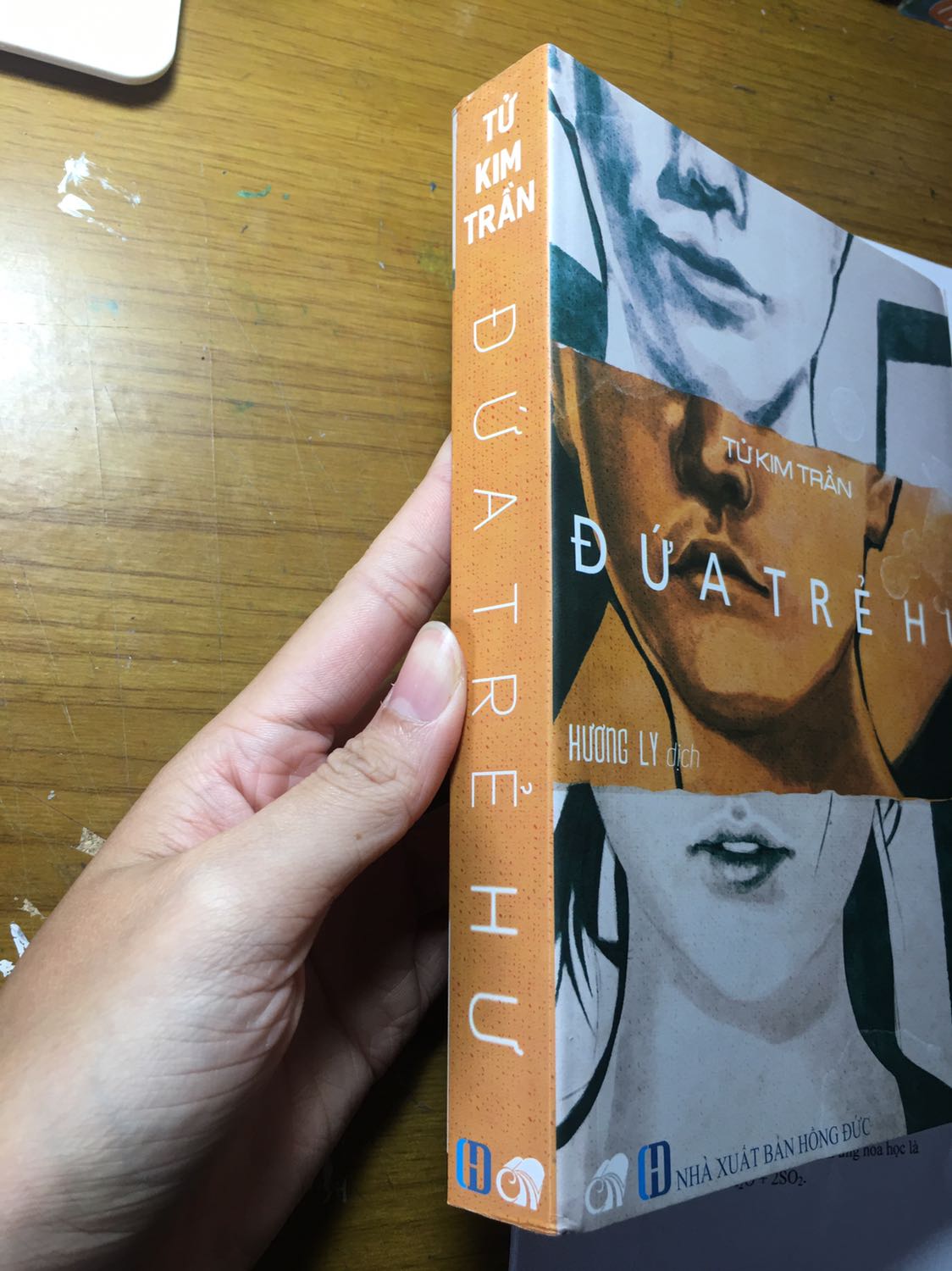 Giao hàng không nhanh lắm, và sách được bọc một lớp bảo vệ Mỏng tang, không có chống sốc, nên góc sách bị móp. Mình không hài lòng lắm nhưng vẫn cho shop 5 sao. Mong lần sau shop cải thiện điều này nhé!