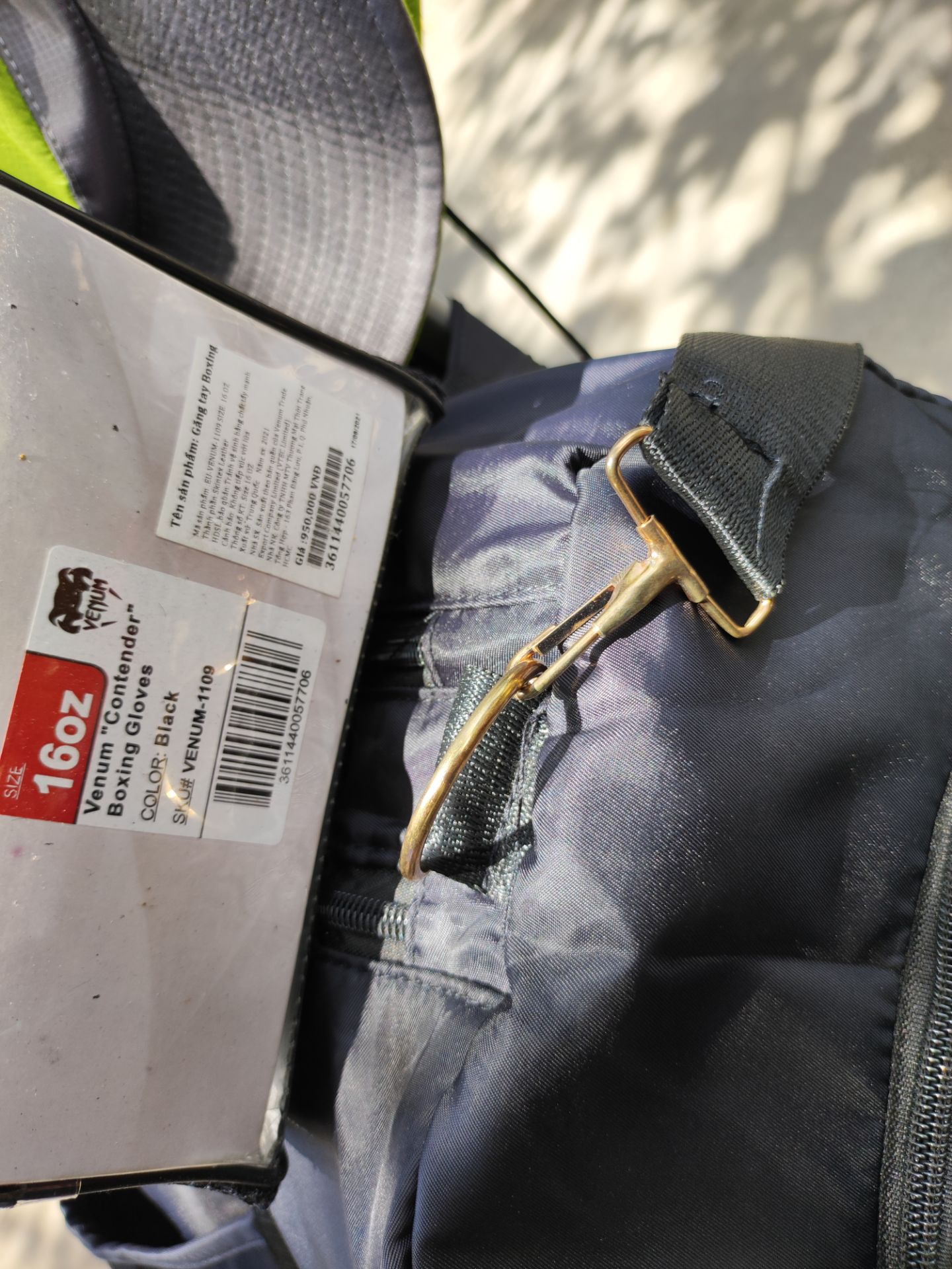 chất liệu vải tốt, có ngăn để riêng đồ dơ, hộc để giày sâu, có ngăn ngoài để riêng các loại giấy tờ cần lấy nhanh. điểm trừ là chốt cài dây lại màu vàng đồng, không khớp với thiết kế