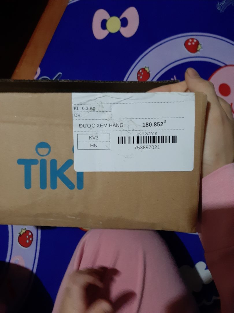 sách đẹp. chữ in tốt. nét. đóng gói tốt
lần đầu mua trên tiki nhưng thái độ nhân viên giao hàng cảm thấy ko hài lòng. thanh toán trước rồi mới được xem hàng. may mà hàng ưng ý.