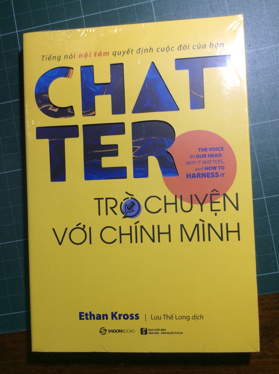 Tất tần tật về tiếng nói nội tâm của bạn. Mặt tích cực và tiêu cực của nó và nhiều cách để dừng lại suy nghĩ luẩn quẩn-thứ luôn chuyện bé xé ra to làm ta siêu lo lâu và mất tập trung trong thời gian dài. Đọc quyển sách này mình thấy đồng cảm qua góc nhìn khoa học của tác giả lên tiếng nói nội tâm, những chật vật mà mình từng trải qua với tiếng nói nội tâm đều được tác giả đưa ra ví dụ và mổ xẻ tận tình, ông giải thích cơ chế và hậu quả nó mang lại một cách dễ hình dung rồi đưa ra những giải pháp thiết thực, đến cuối sách thì ông đưa ra một danh sách tổng hợp các giải pháp cho từng vấn đề liên quan đến tiếng nói nội tâm. Cuốn sách này có 326 nhưng hết 70 trang còn lại là các bài báo, dẫn chứng cho từng nhận định của tác giả cho ta thấy ông đã dày công đến mức nào với quyển sách này và bạn biết điều tuyệt vời nhất là gì không ? Nó không dày cộp như bao quyển sách khoa học khác, điều này có làm nó bớt sâu sắc không ? Không hề, tác giả biết quý trọng thời gian của độc giả nên ông đã viết thật súc tích, thật hay, trình bày rõ ràng, rành mạch tất cả các luận điểm của mình trong vài đoạn khiêm tốn, hàm súc. Nói tóm lại là xuất sắc