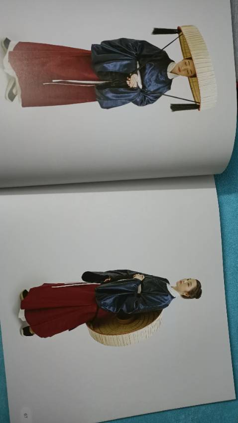 Sách in rất đẹp. Nội dung dễ đọc, thú vị, đặc biệt có song ngữ Anh Việt. Ngoài ra còn có rất nhiều ảnh chụp cổ phục được phục dựng lại, cũng như tranh ảnh xưa và các tranh vẽ hướng dẫn mặc cổ phục.
Tuy nhiên mình thấy nội dung chưa nhiều lắm. Vì cổ phục Việt còn rất nhiều nữa. Nên mọi hãy mua thêm các sách khác để đọc nếu muốn tìm hiểu sâu hơn về Việt phục nhé