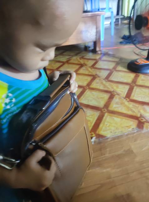 Đẹp nhưng không vừa cái iPad... Tiếc quá... Phải vừa cái iPad thì đẹp... Do lúc mua ko để ý kích thước