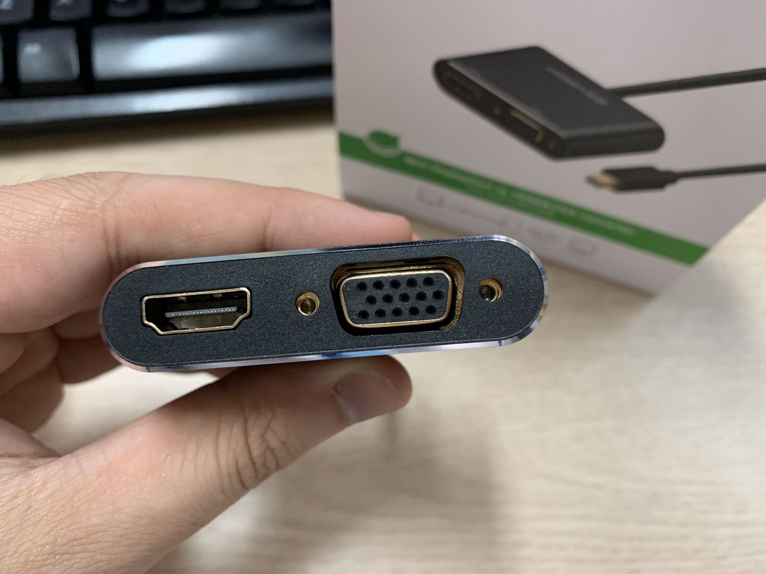 Ngoại trừ việc cổng VGA đặt hơi lệch trong khuôn một chút thì còn lại rất hài lòng từ bề ngoài đến chất lượng. Mình chỉ xài cổng HDMI nên k biết VGA thế nào :) Hoàn thiện kim loại cầm rất mát tay và sang trọng. Mình mới xài có mấy lần. Kết nối ổn định chưa có có dấu hiệu bị nhiễu hay mất tín hiệu. Cho 5* ủng hộ :)