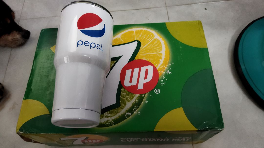 Chất lượng quá luôn, vừa mới nhận được hàng xong. Nhà mình cách HCM hơn 220km mà thùng nước ngọt giao đến nguyên vẹn không bị móp méo gì. Đóng gói khá cẩn thận. Ly giữ nhiệt thì quá ok luôn. Giá mua đợt hãng đang giảm 15k cho đơn 150k nữa, hời nhất là được tặng 1 chiếc ly xịn sò. Bạn nào chưa có thì nên mua để nhận nha, hè nắng nóng, có ly nước mát lạnh bên cạnh thì còn gì bằng. Mình ưng chiếc ly này lắm luôn ấy. Rất hài lòng. Chất lượng quá luôn, vừa mới nhận được hàng xong. Nhà mình cách HCM hơn 220km mà thùng nước ngọt giao đến nguyên vẹn không bị móp méo gì. Đóng gói khá cẩn thận. Ly giữ nhiệt thì quá ok luôn. Giá mua đợt hãng đang giảm 15k cho đơn 150k nữa, hời nhất là được tặng 1 chiếc ly xịn sò. Bạn nào chưa có thì nên mua để nhận nha, hè nắng nóng, có ly nước mát lạnh bên cạnh thì còn gì bằng. Mình ưng chiếc ly này lắm luôn ấy. Rất hài lòng.