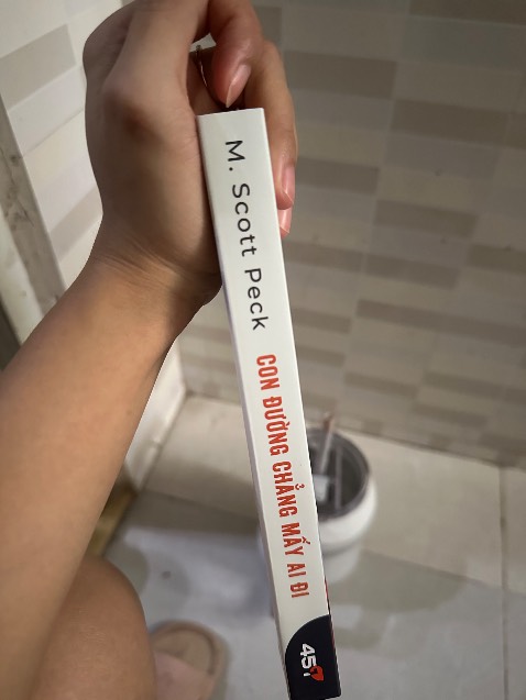 Lần đầu nhận sách bị dính keo gáy sách nhem nhuốc, tiki hỗ trợ đổi. Cũng phải đợi mấy ngày sau mình nhắn giục mới thấy ship gọi giao lại đơn mới. Nhưng nhìn có vẻ vẫn là quyển cũ, về được lau chùi lại rồi giao cho khách. Sách k bọc seal như những đơn trước mình nhận, trông k được mới. Nản k muốn đổi trả mất tg. Khá thất vọng.