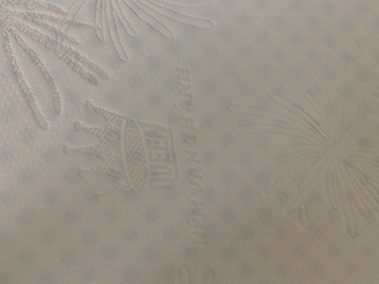 Nệm siêu to, siêu nặng luôn. Mùi thơm nhẹ như mùi bánh hơi xém. Nhà mình xài nệm Vạn Thành đã 6 năm rồi, mua thêm cái này giá sale chua toi 7 trieu, còn rẻ hơn cả cái đã mua cách đây 6 năm.  Shop giao hàng nhanh, thẻ bảo hành đầy đủ