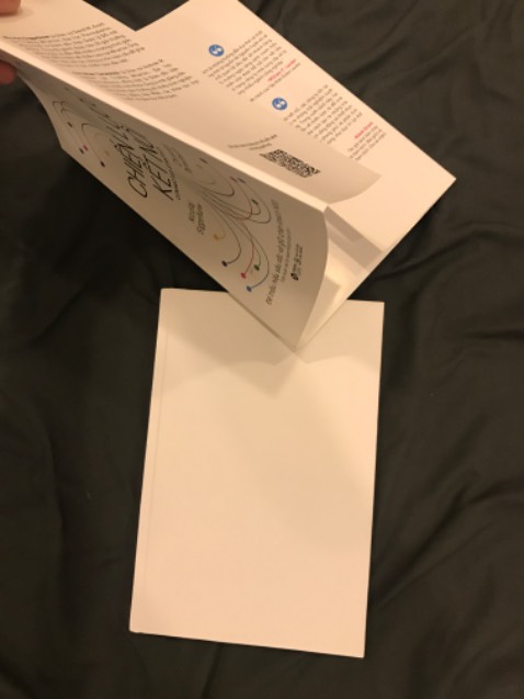 Tạm ổn
Cái áo có hình, bìa sách thì trắng trơn nhe mấy bạn