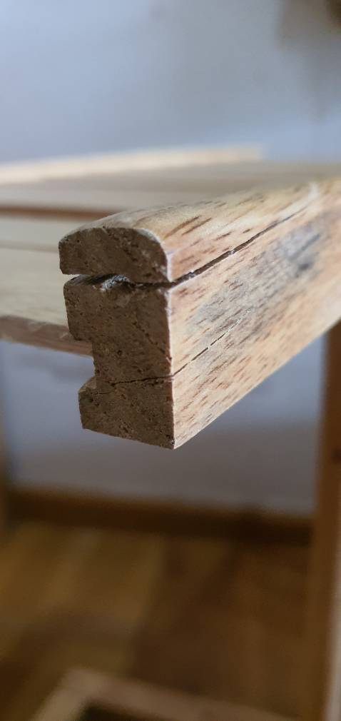 Đóng gói và giao hàng ok nhưng có một tầng bị nứt chỗ bắt vít và có chỗ khoan lỗ bị lệch nên lắp ráp được 4 tầng. Người bán hàng nên kiểm tra sản phẩm kỹ và có tâm trước khi đóng gói giao hàng cho khách.