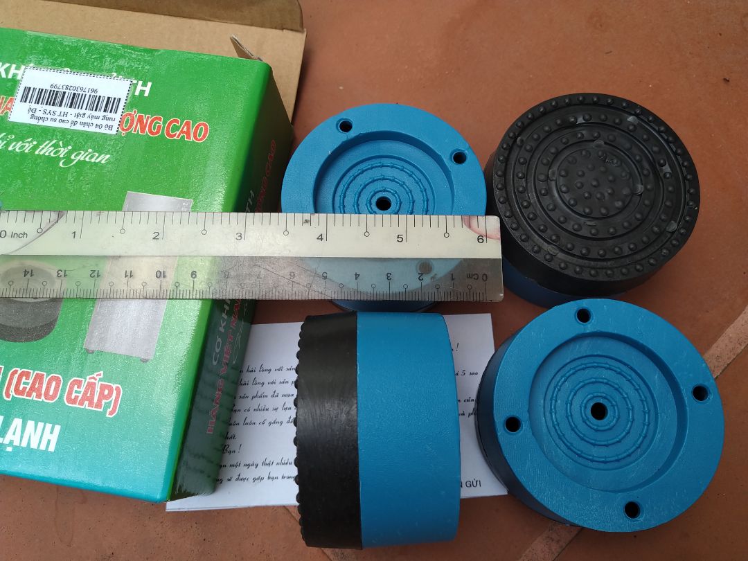 Chất lượng ổn. Cao rộng như hình. Cao su và nhựa. Bám sàn khá tốt. Tiện cho xịt nước sàn cho sạch.