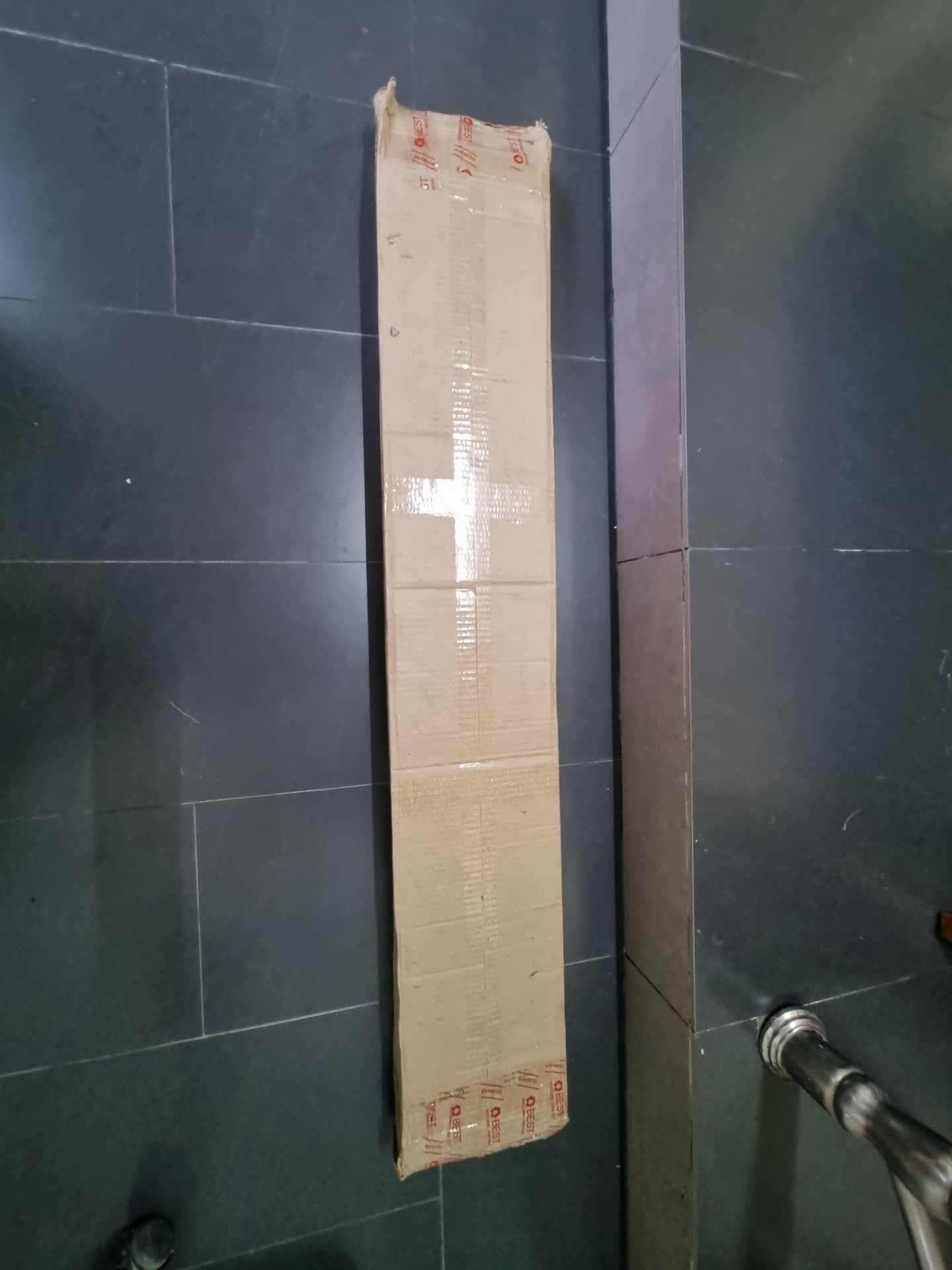 Sản phẩm đóng gói chắc chắn, giao hàng đúng hạn. Có 1 cuốn hướng dẫn lắp sản phẩm và một bịch vít bên trong. Các bước hướng dẫn lắp kệ rất dễ hiểu, dễ dàng để làm theo. Vị trí các lỗ bắt vít cũng rất khớp, không bị lệch. Tuy nhiên, bộ của mình thiếu mất 3 con vít và phần gắn đế chân kệ không có lỗ sẵn, phải đục lỗ để gắn vào. Nói chung kệ rất đẹp, chắc chắn, thật sự giá rất rẻ cho một cái kệ như vậy luôn. n