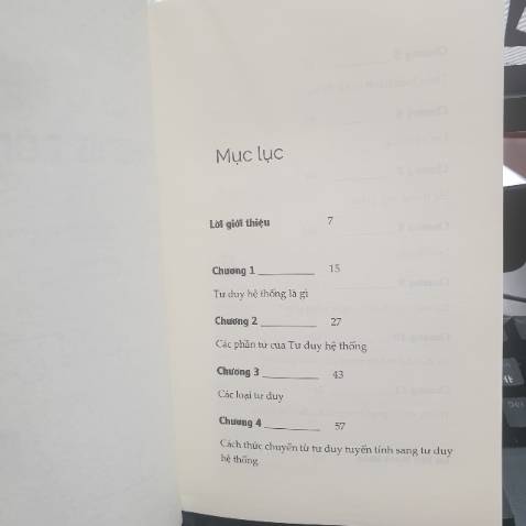 Cuốn sách viết với nội dung đơn giản, dễ hiểu và gắn gọn về tư duy hệ thống trong công việc. Nhằm giúp người đọc tư duy với một cách nhìn toàn diện, sâu chuỗi các vấn đề có liên quan hữu hình và vô hình lại với nhau, đem đến những hiểu biết ngày càng sâu sắc gốc rễ, nền tảng. Qua đó tác giả cũng trình bày những hạn chế của Tư duy tuyến tính; Tư duy theo định hướng sự kiện; Tư duy ngoại biên và tư duy phản biện.