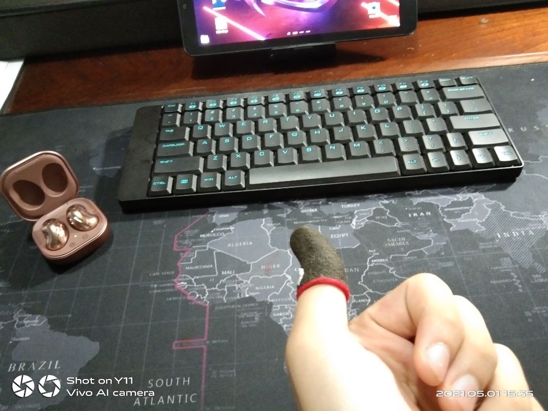 nên mua quá ổn nhưng lưu í không nên chạm vào mấy cái lông nhựa cố định tường có trên các loại dép học sinh . dùng rất chi ok  ăn màng hình thì best nhè bấm phát nào trúng phát đấy :))