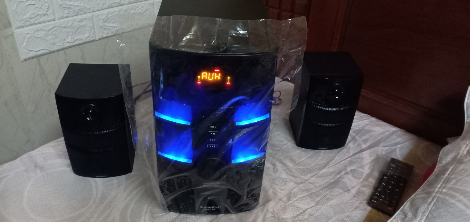 Nghe nhạc hay nhưng mà mới mua về mà 2 loa vệ tinh bị rè rè rồi, khi không bật nhạc nó ù ù rít rít nghe nhức đầu khó chịu, có nhạc thì nó át cái tiếng này đi, mình muốn đổi lại sản phẩm mới (cùng dòng này) !!! mà đổi lại sản phẩm mới không biết có hết bị rè rít không nữa... Tiki hỗ trợ giúp mình