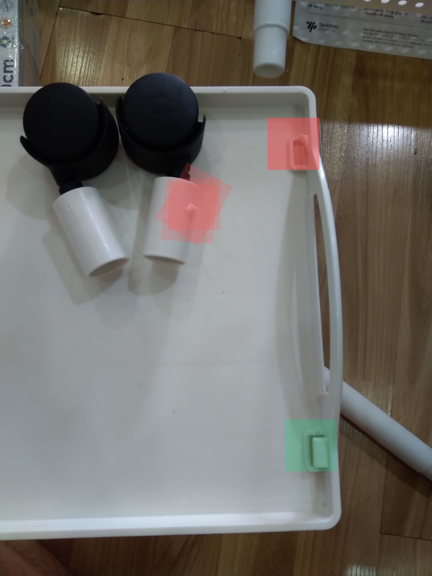 Mua lần thứ 3, thấy kệ dày chịu lực tốt, lần 1 , 2  kệ bị ố, trầy sơ nên ko nói.
Lần 3 mua quá tệ, bánh xe 4 bánh có 2 bánh xoay ko được, dính nhựa dư tùm lum. Hàng Việt Nam , tiêu chuẩn Nhật Bản như vầy thì bye bye nhé.