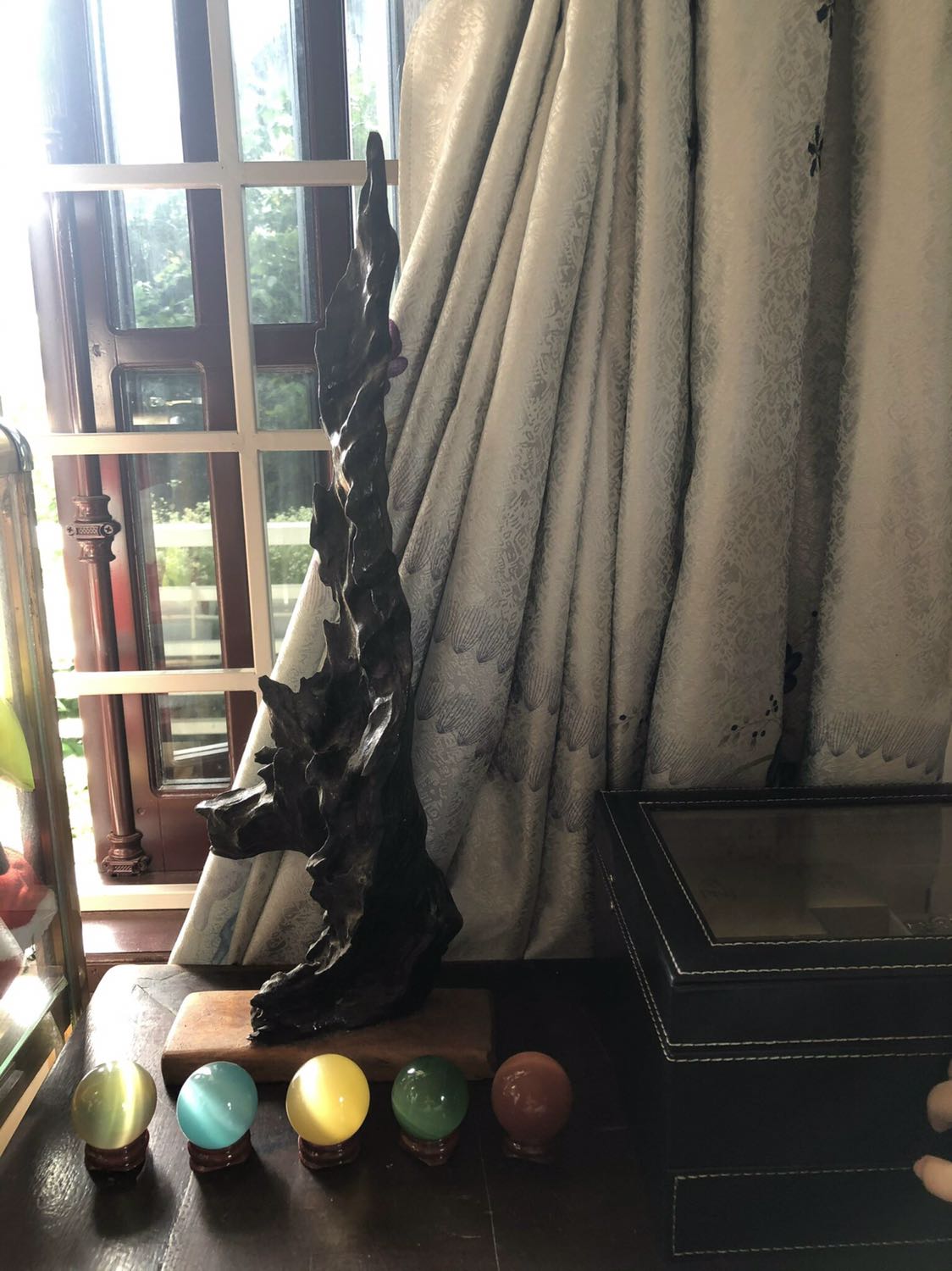 Về đá ngũ sắc thì có đặc biệt thú vị hơn những màu khác. Viên vừa tay cầm có thể sử dụng như viên cầm lăn tay, màu sắc ok có dải sáng đặc trưng đá mắt mèo, nhưng độ bóng chưa thực sự bóng