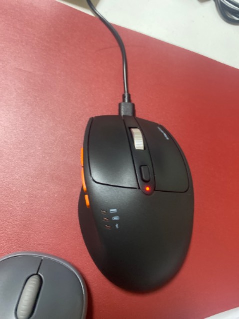 Chuột ổn trong tầm giá, chuyển giữa các thiêt bị mượt, tuy nhiên, cảm giác di chuột vẫn chưa tốt