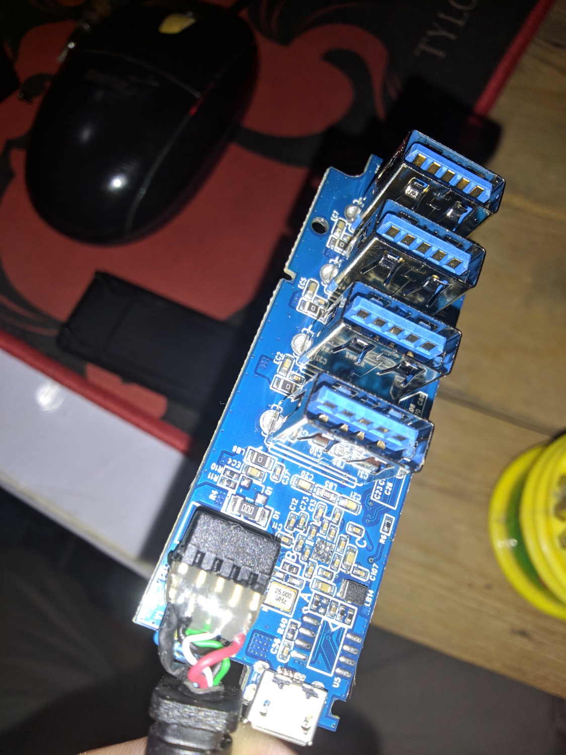 hub dùng rất tốt, đầu usb male có thêm 5 điểm tiếp xúc đúng chuẩn usb 3.0, dây cáp rất chắc chắn và dầy vì chuẩn usb 3.0 có thêm 4 dây nữa. Mình đã *** thử sản phẩm rồi, chạy tốt.
Sau khi *** xong mình cũng không ngại mổ bụng em nó (mình chấp nhận việc mất bảo hành vì giá em nó cũng không bao nhiêu =))) Bên trong là bản mạch PCB chất liệu tốt, gia công tốt, linh kiện dán nhìn khá xịn xò (không như những hub rẻ tiền sẽ chỉ có ít linh kiện). Bên trong dây cáp đều có bọc mass chống nhiễu khá tốt.
Điểm trừ duy nhất có lẽ là ở cái vỏ nhựa, mình tháo ra khá nhẹ tay nhưng vẫn bị gãy chốt (cảnh báo cho mấy bác có tính táy máy không làm theo nha hehe), nhưng không sao, đã mổ bụng thì phải chấp nhận thôi.
Tóm lại sản phẩm về mặt kĩ thuật dùng RẤT TỐT mà giá thì mình thấy RẤT MỀM.