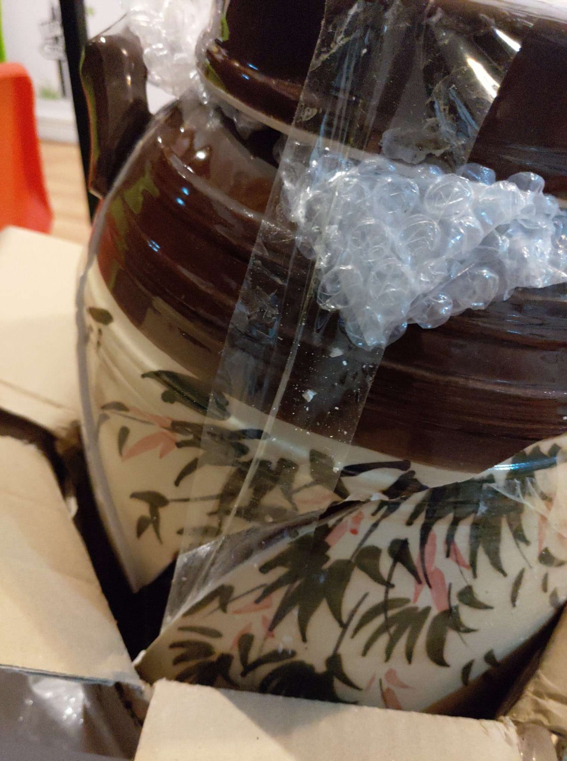 Hàng nhận xong, bể hết trơn, giờ sao đây tiki? nhà cung cấp không lót mút gì hết, vận chuyển từ HN vào TPHCM mà đóng gói sơ sài.