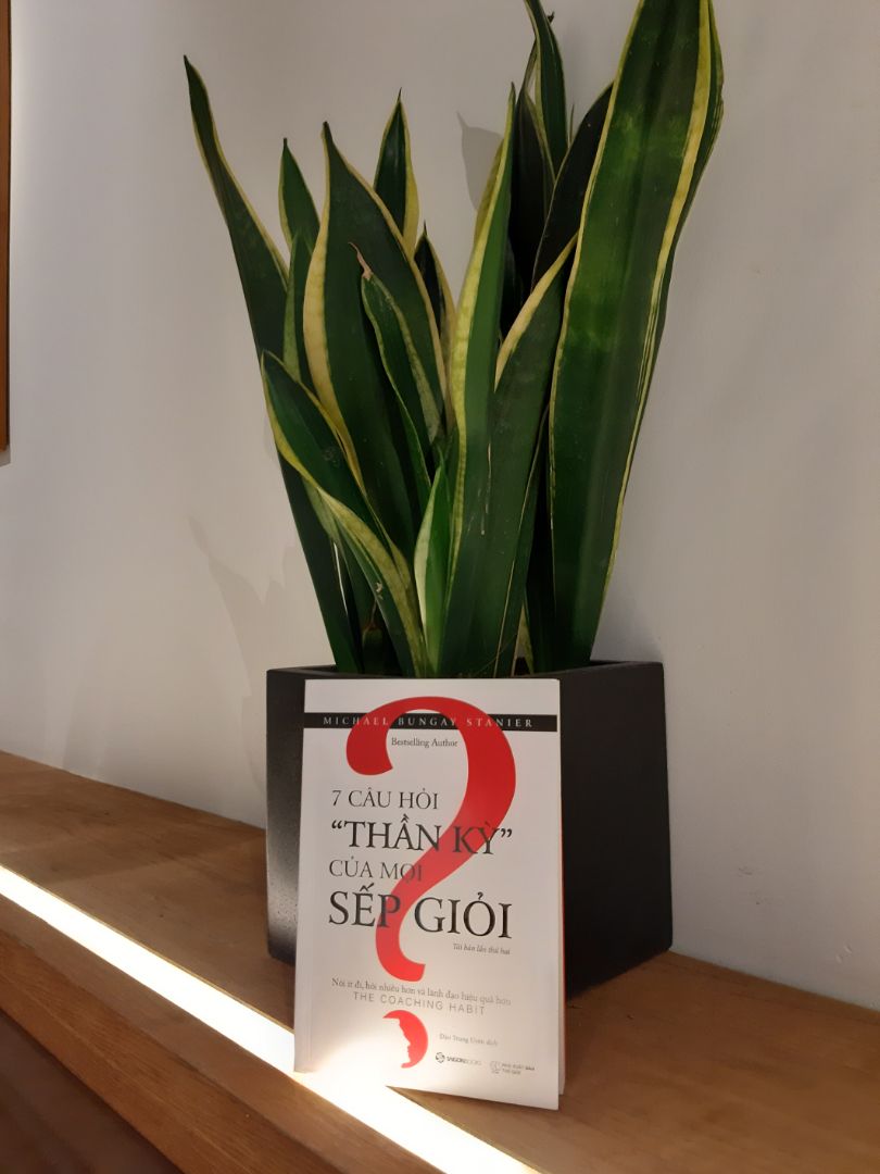 Có lẽ mình từng học, tìm hiểu về coaching và cách đặt câu hỏi nên khi đọc quyển này mình thấy rất thú vị và thực tiễn. Sách sẽ phù hợp với các anh/chị/bạn đã từng học và bắt đầu thực hành coaching; anh, chị đang làm sếp hoặc muốn trau dồi kỹ năng đặt câu hỏi (Bao gồm cả phỏng vấn)